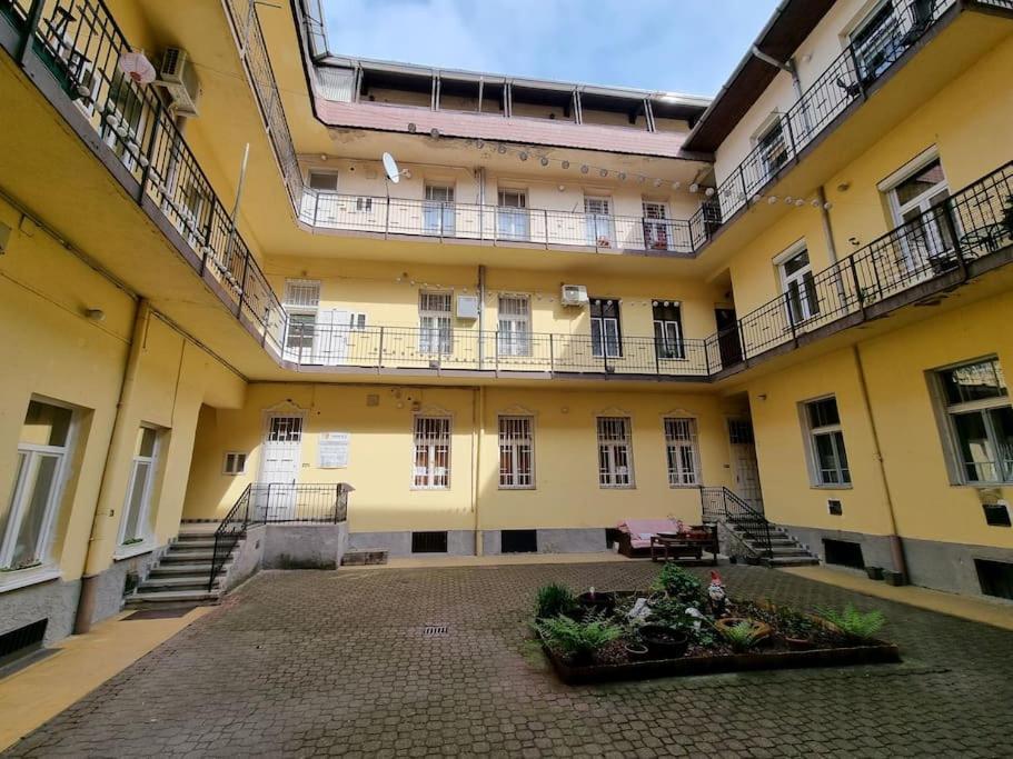 Vintage Apartman In City Center Miskolc Buitenkant foto