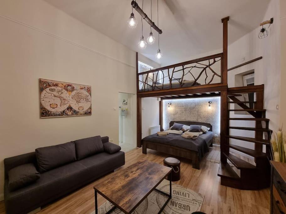 Vintage Apartman In City Center Miskolc Buitenkant foto