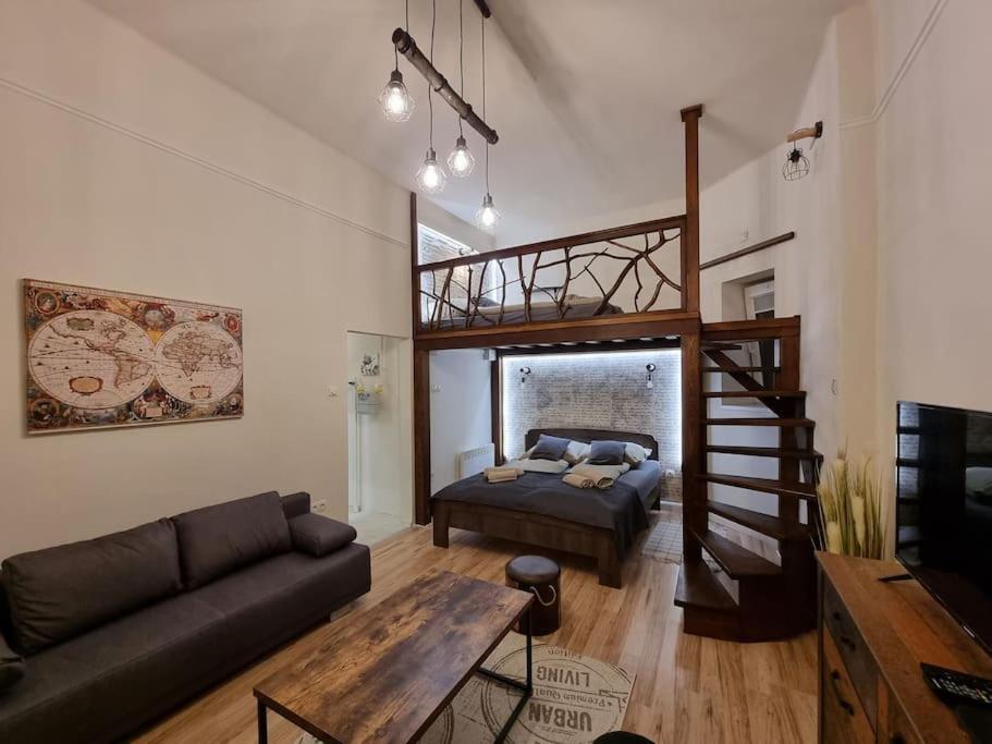 Vintage Apartman In City Center Miskolc Buitenkant foto