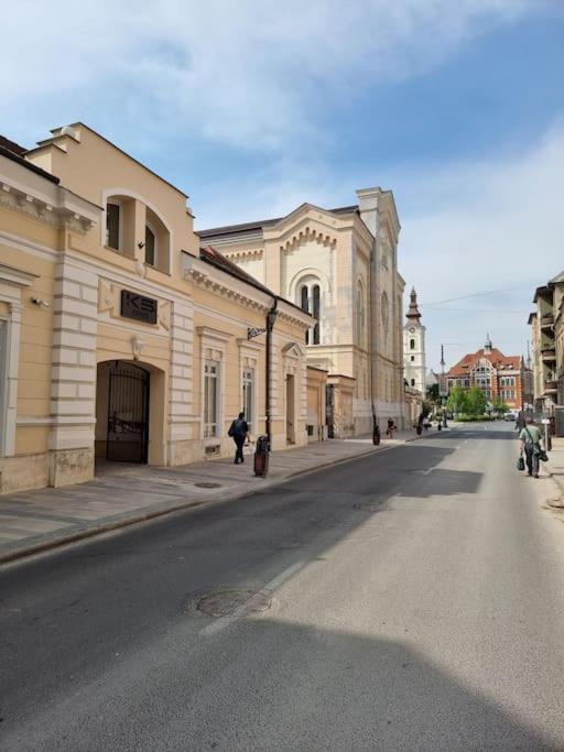Vintage Apartman In City Center Miskolc Buitenkant foto