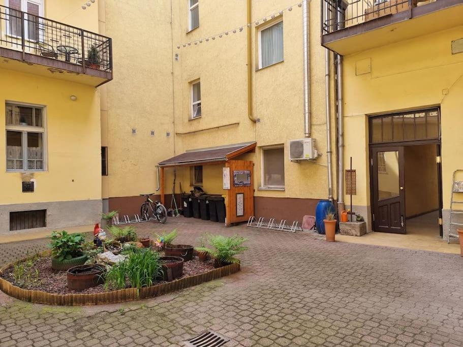 Vintage Apartman In City Center Miskolc Buitenkant foto