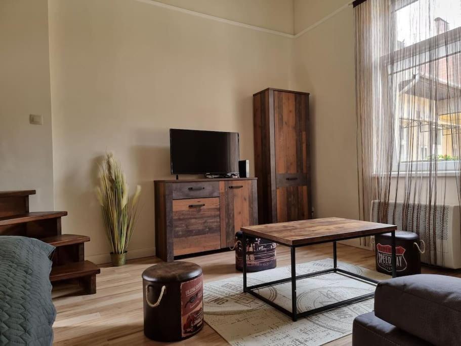 Vintage Apartman In City Center Miskolc Buitenkant foto
