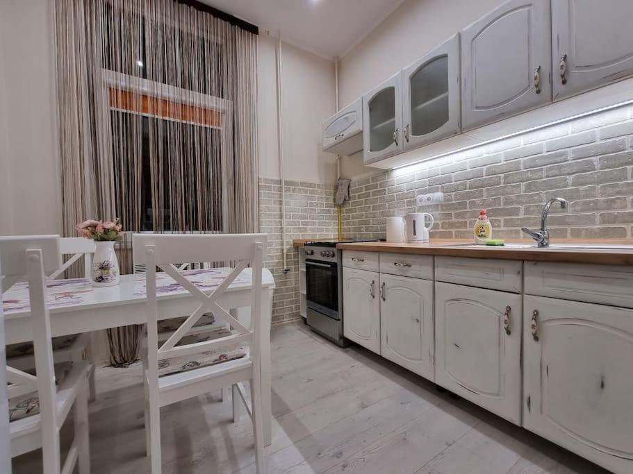 Vintage Apartman In City Center Miskolc Buitenkant foto