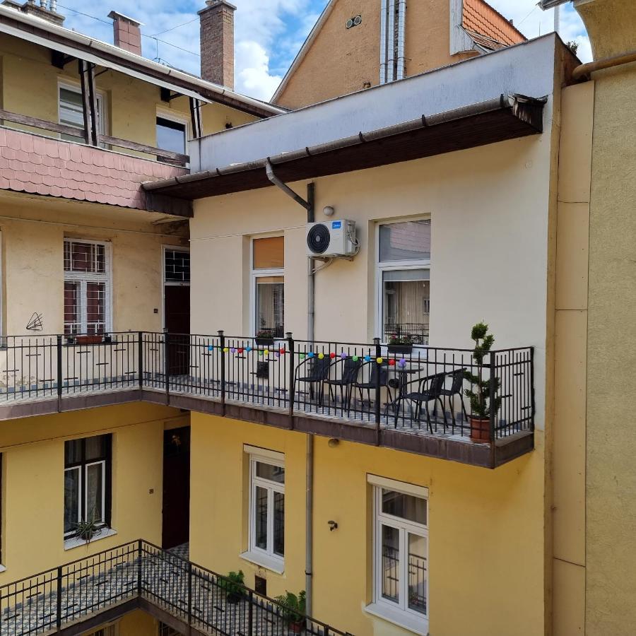 Vintage Apartman In City Center Miskolc Buitenkant foto