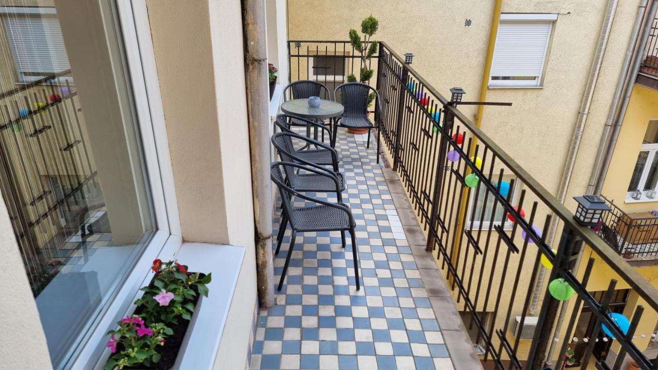Vintage Apartman In City Center Miskolc Buitenkant foto